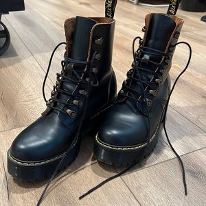 Dr. Martens Leona